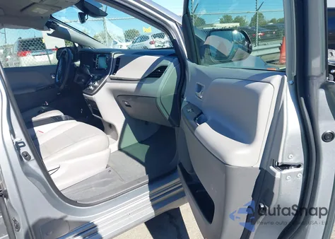 2020 Toyota Sienna Le z USA, uszkodzony, nr VIN 5TDKZ3DC1LS080737